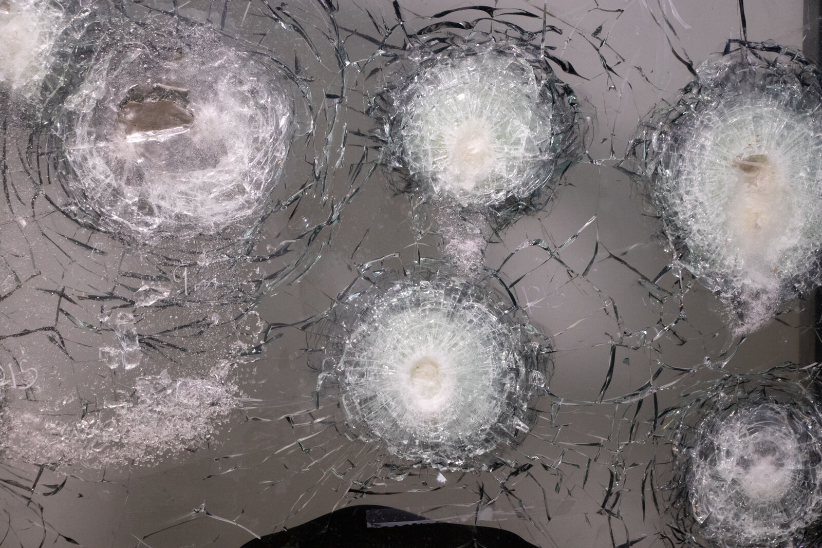 Cristal blindado tras impactos de bala
