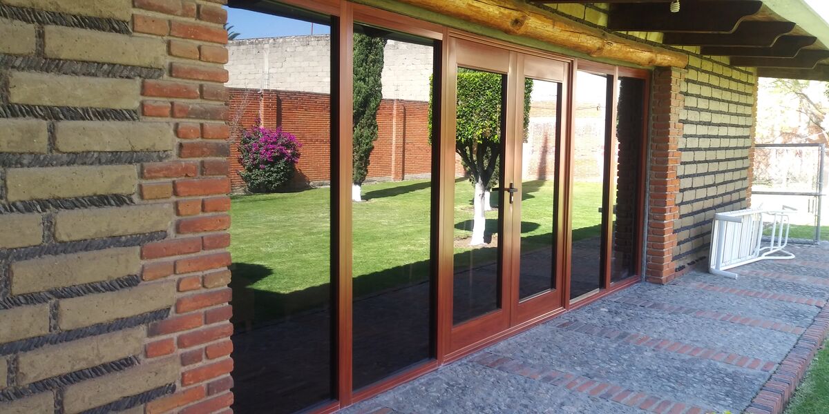 Puertas y ventanas con vidrio blindado en residencia — blindaje arquitectónico